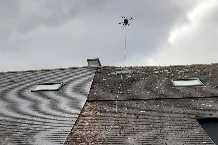 Prestations de nettoyage d'ardoises par drone avec tuyau