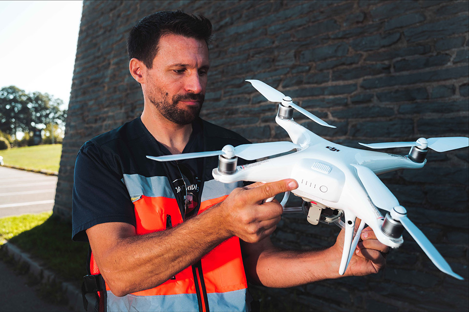 Voltac, spécialiste de l'inspection aérienne par drone et nettoyage de toitures et façades par drône en Ille-et-Vilaine